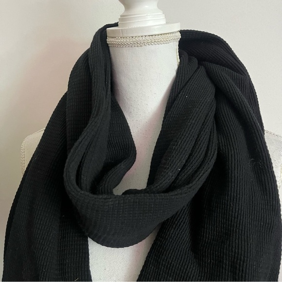 LA Relaxed • NWT Black Thermal Waffle Knit Scarf - Picture 2 of 4